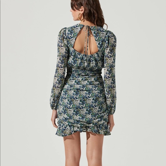 ASTR Smocked Waist dress- new with tags - Picture 2 of 4